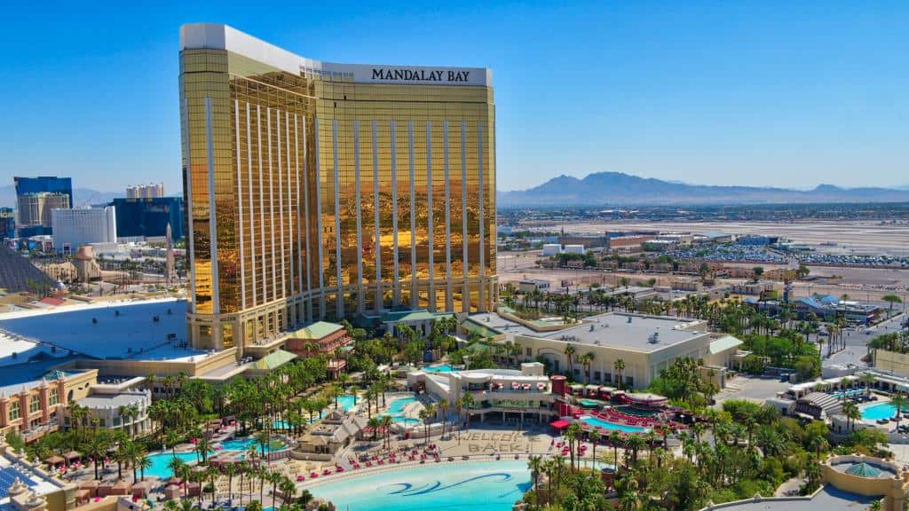 Mandalay Bay Resort on X: Relax. Unwind. Get in that pool day